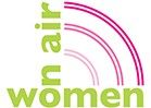 in grüner Schrift "Women on Air"., die von rosa bögen verbunden werden.